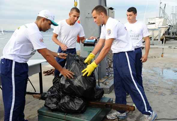 Cerca de 20 embarcações da Marinha participam da regata ecológica, que promove limpeza na Baía de Guanabara