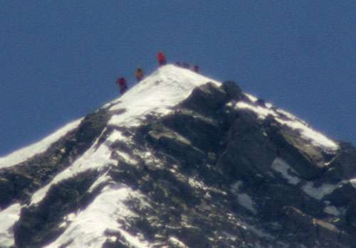 Japonês de 80 anos escala o Everest e bate recorde como homem mais velho a chegar ao topo mais alto do mundo