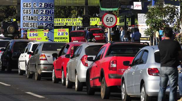 Motoristas enfrentam longas filas para abastecer os veículos. O trânsito está complicado no local