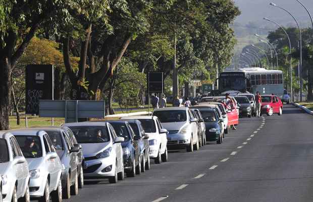 O tamanho da fila para abastecer o carro chegou a três quilômetros