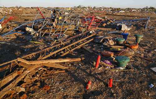 Destroços de um parque infantil deixados pelo tornado em Moore