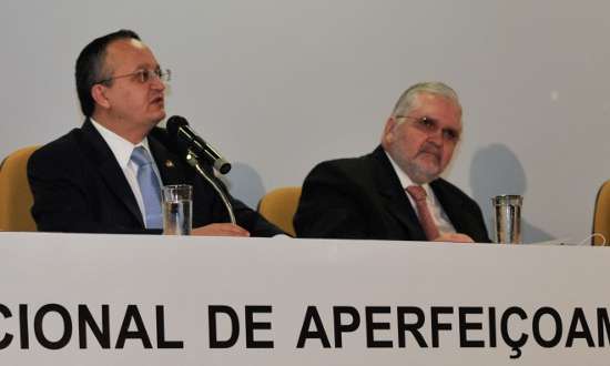 O senador Pedro Taques e o procurador-geral da República, Roberto Gurgel no 3º Encontro Nacional de Aprimoramento da Atuação do Ministério Público no Controle Externo da Atividade Policial