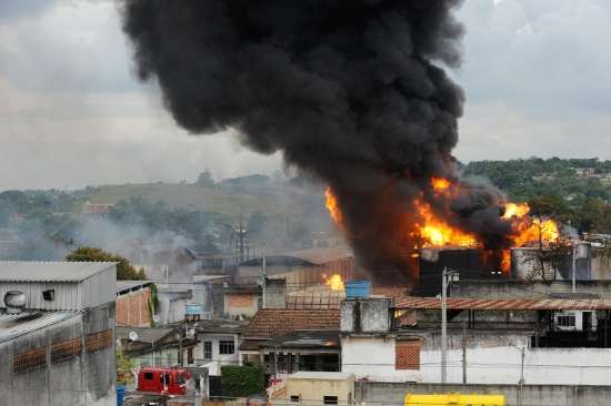 Um incêndio atinge distribuidora de combustível, em Duque de Caxias, na Baixada Fluminense, às margens da Rodovia Rio-Teresópolis