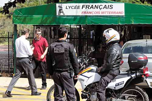 Policiais militares reforçam a segurança na porta da Escola Francesa: roubos e furtos são frequentes nos arredores da instituição