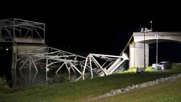 Pessoas e carros foram jogados no rio quando a ponte de quatro pistas caiu no rio Skagit, ao norte de Seattle