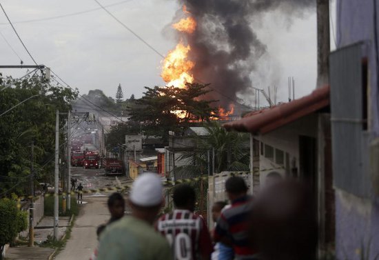 O incêndio atingiu a distribuidora de combustível, em Duque de Caxias, na Baixada Fluminense, na tarde de ontem