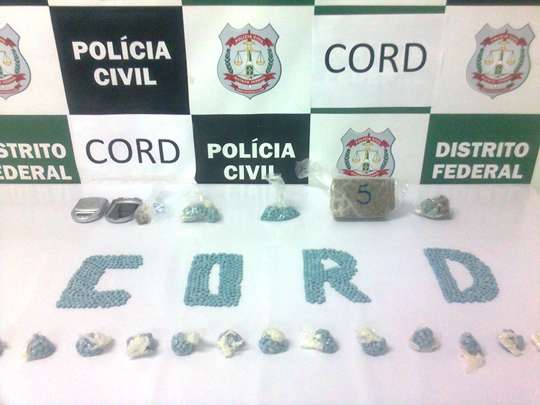 A polícia apreendeu aproximadamente 1900 comprimidos de Ecstasy