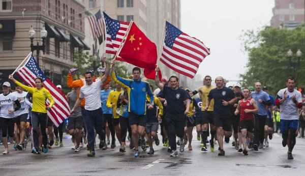 A corrida foi para terminar o percurso da maratona que muitos não conseguiram concluir em 15 de abril devido à explosão de duas bombas