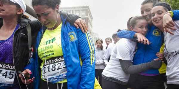 A corrida foi para terminar o percurso da maratona que muitos não conseguiram concluir em 15 de abril devido à explosão de duas bombas