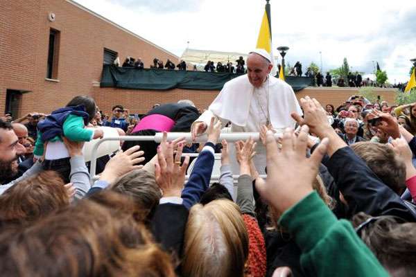 Depois da missa, papa Francisco cumprimentou a multidão que aplaudia