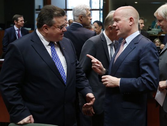 Ministro das Relações Exteriores da Lituânia, Linas Linkevicius, e o ministro das Relações Exteriores da Grã-Bretanha, William Hague, durante uma reunião externa da UE