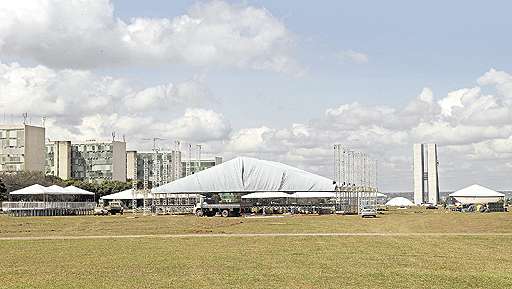 A preparação para a festa inclui um palco no gramado central e tendas de apoio: a montagem do tapete começará às 6h30