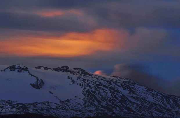 Imagem de arquivo mostra o vulcão Copahue, que só expeliu gás e não cinzas