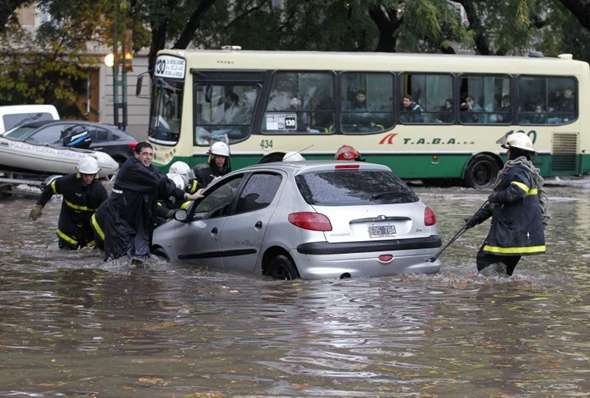 Antes da chuva torrencial, o céu ficou escuro e praticamente virou noite na capital argentina