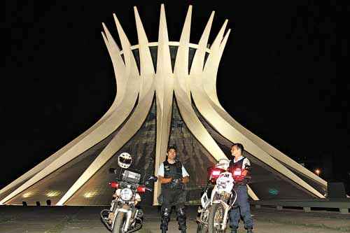 Policiais militares de prontidão em frente à Catedral: furto de cinco cálices motivou o reforço na vigilância