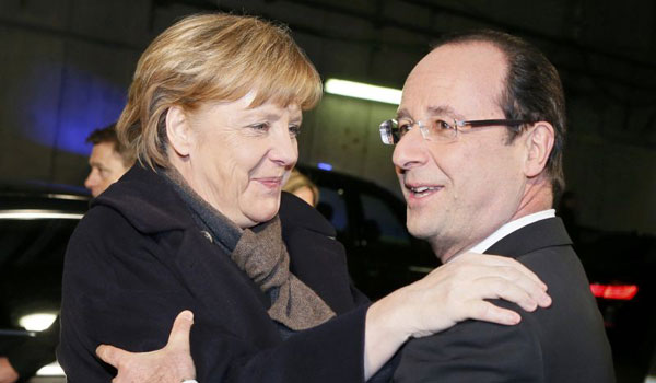 À esquerda, a chanceler alemã Angela Merkel; à direita, o presidente francês François Hollande