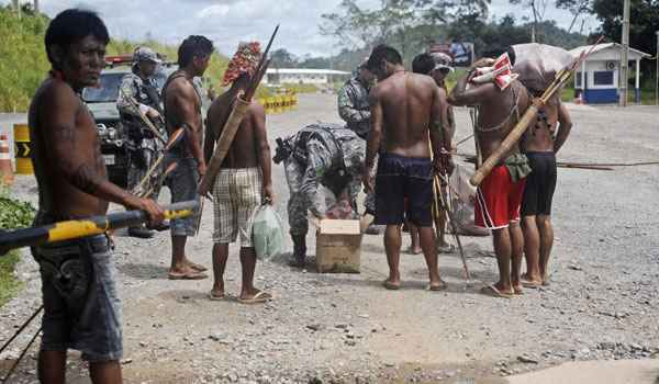 Índios agora estão ameaçando atear fogo em dois caminhões-basculantes que encheram de papel e galhos