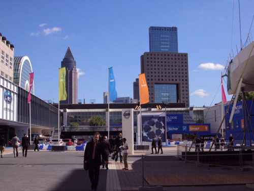 Movimentação da população alemã na entrada do Salão do Automóvel de Frankfurt