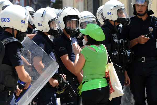 Desde sexta-feira, esta praça da principal cidade turca esteve ocupada pelas forças policiais que impediam o acesso aos manifestantes