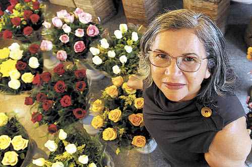 Dona de duas floriculturas, Clarice conta que o setor mudou muito: 