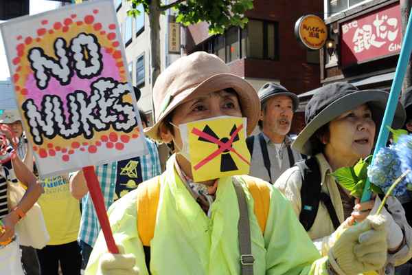 Os manifestantes marcharam pela capital, segurando cartazes com slogans contrários à energia nuclear