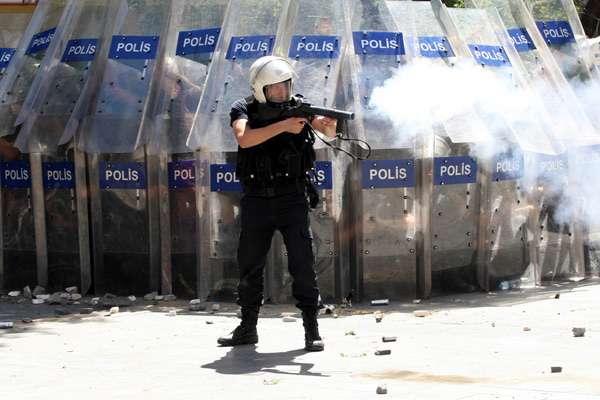 Os protestos começaram na sexta-feira devido a um projeto de renovação da praça Taksim de Istambul, mas desencadeou manifestações contrárias ao governo em várias cidades do país