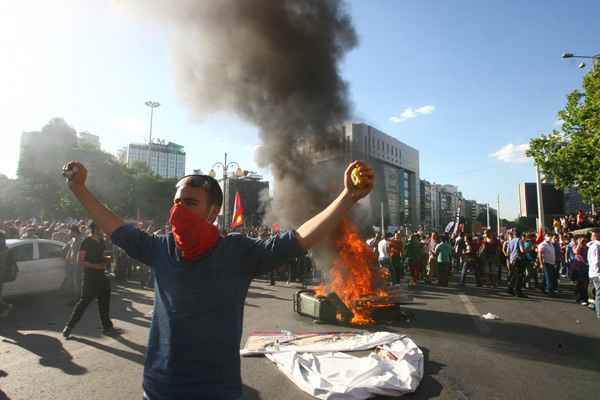 Os protestos começaram na sexta-feira devido a um projeto de renovação da praça Taksim de Istambul, mas desencadeou manifestações contrárias ao governo em várias cidades do país