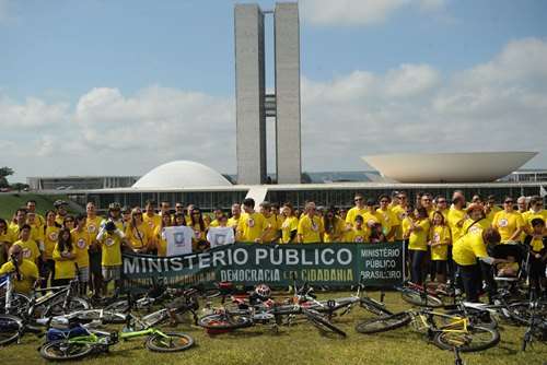 Os manifestantes percorreram cerca de 5 quilômetros entre a sede do Ministério Público do Distrito Federal e Territórios (MPDFT) e o Congresso Nacional, onde fizeram um ato cívico e cantaram o hino nacional