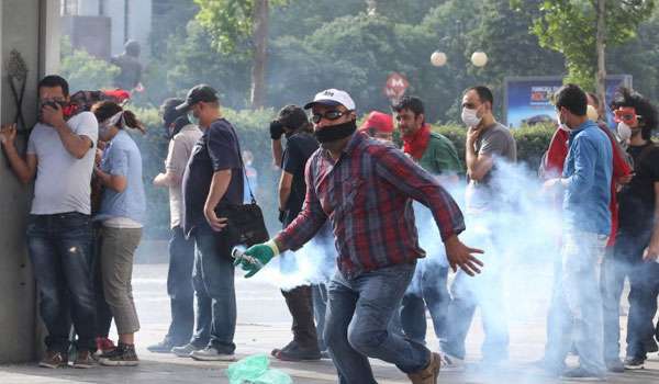 Polícia turca utilizou bombas de gás lacrimogêneo para dispersar milhares de manifestantes