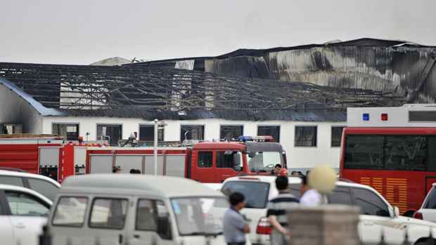 Equipes de resgate socorrem vítimas de incêndio em um matadouro de aves em Dehui, província de Jilin, na China