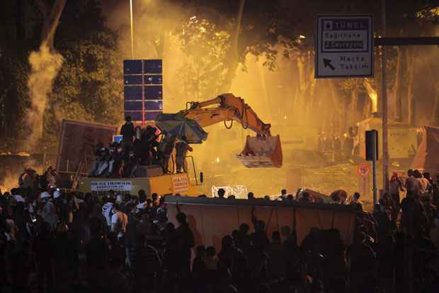 Manifestantes fazem barricadas com tratores e incendeiam entulho