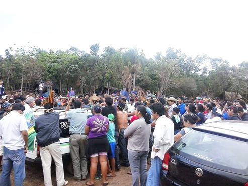 Cortejo com o corpo de Oziel Gabriel chega à aldeia Córrego do Meio: sepultamento será na manhã desta segunda-feira (3/6)