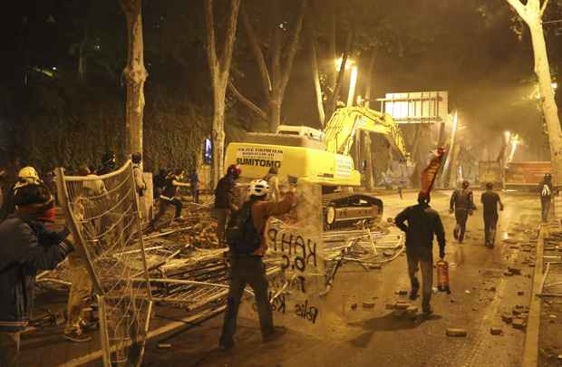 Manifestantes anti-governo entram em choque com a polícia em Istambul