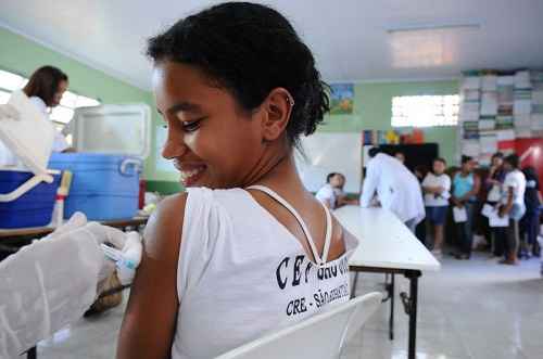 Alunas da Escola Classe São José recebem Vacina contra a primeira dose da vacina contra o HPV. A segunda etapa da imunização começa nesta segunda-feira