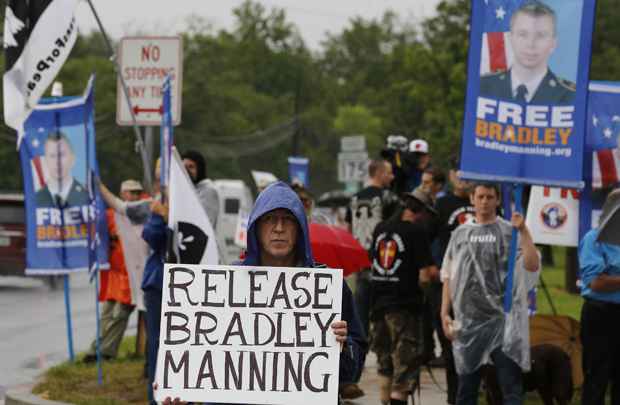 Manifestantes pedem a liberação de Bradley Manning, em Maryland, nos Estados Unidos