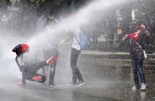 Polícia usa canhão de água contra manifestantes durante uma manifestação em Ancara