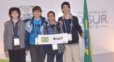 Os quatro estudantes representam o Brasil na Olimpíadas de Matemática do Cone Sul