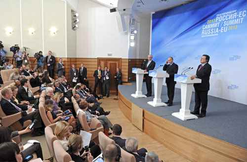 Vladimir Putin (C), presidente do Conselho Europeu Herman Van Rompuy (L) e o presidente da Comissão Europeia, José Manuel Barroso, participam de  coletiva de imprensa após a primeira União Europeia-Rússia (UE-Rússia) em Yekaterinburg, na Rússia