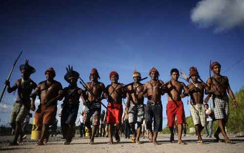 índios marcham na frente ao principal local de construção da hidrelétrica de Belo Monte, em Vitória do Xingu, próximo a Altamira