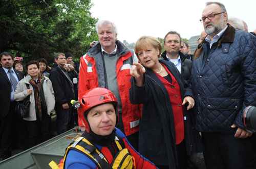 A chanceler alemã, Angela Merkel (C), premier Horst Seehofer da Baviera (CL) e o prefeito Juergen Dupper (R) visitam a cidade inundada de Passau, no sul da Alemanha