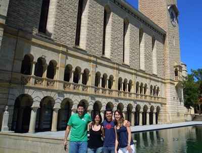 Fabi Corrales(de preto) e outros três bolsistas do Ciência sem Frointeiras em frente a torre do relógio da Universidade da Austrália Ocidental