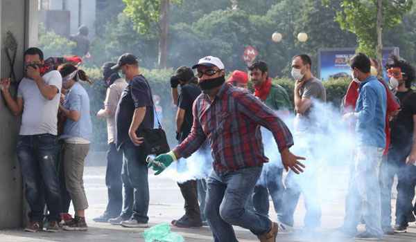 O vice-primeiro-ministro, Bülent Arinç, pediu desculpas aos feridos nos confrontos com a polícia desde o início da revolta, na sexta-feira