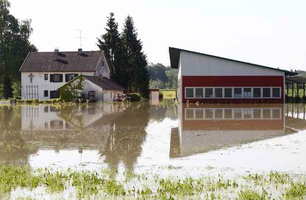 Casas inundadas por tempestades, em Natternberg perto Deggendorf, na Alemanha