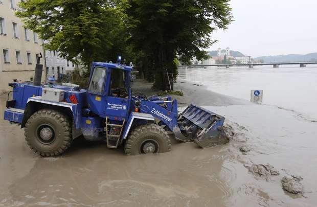 Escavadeira remove lama das ruas alagadas do Sudeste cidade bávara de Passau, na Alemanha