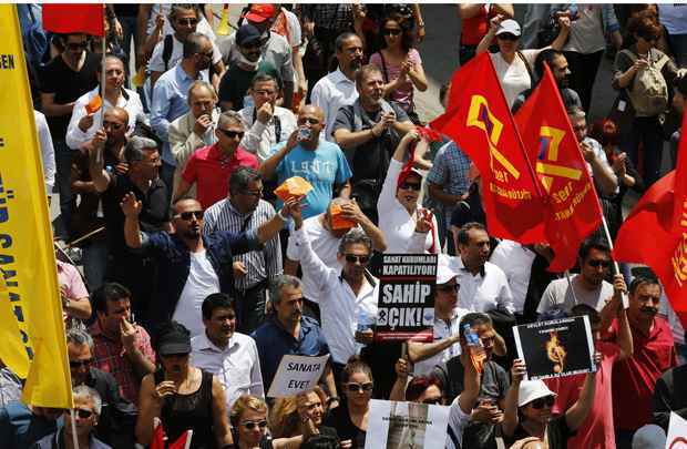 Manifestantes anti-governo também marcharam em manifestação em Ancara