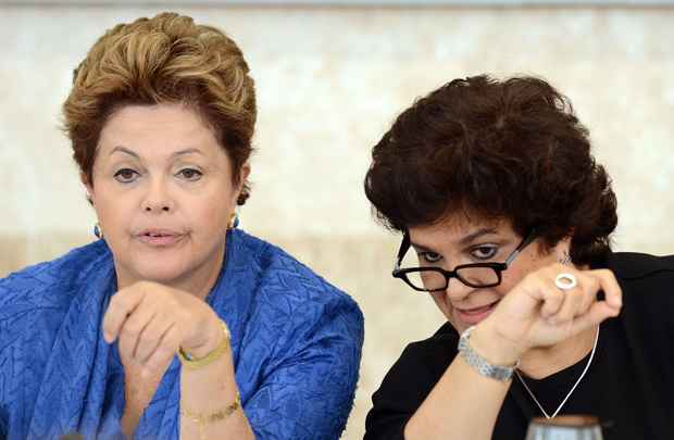 Dilma Rousseff (E) e a ministra do Meio Ambiente, Izabela Teixeira, em sessão do Fórum Brasileiro de Mudanças Climáticas no Palácio do Planalto