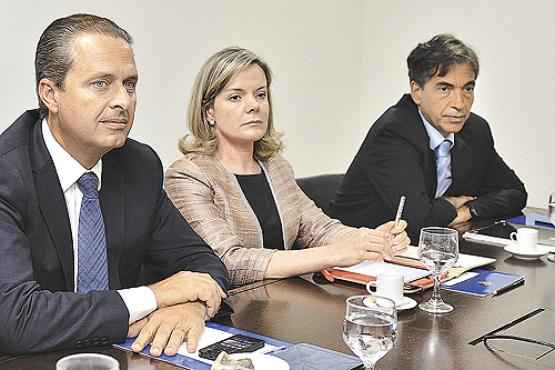 Eduardo Campos (E) e Gleisi Hoffman: governador afina o discurso com dissidentes da base aliada