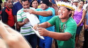 Em momento mais tenso, índios rasgaramuma cópia da decisão judicial que pedia a reintegração de posse da terra