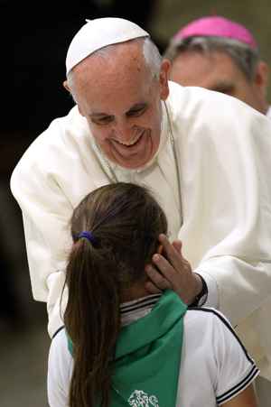 Papa saúda jovem durante encontro com os alunos da escola dos jesuítas do Vaticano