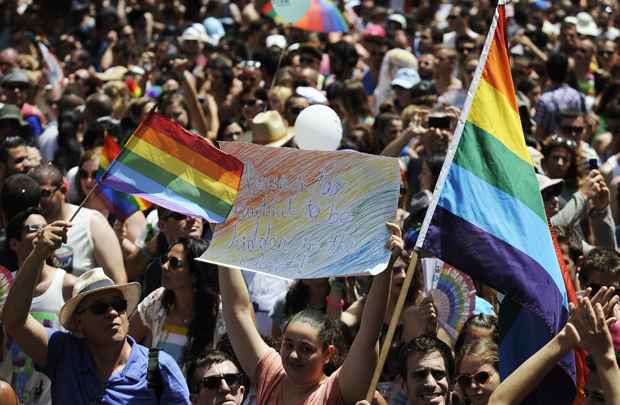 Milhares de pessoas se reuniram em Tel Aviv para o desfile, que atrai visitantes de todo o mundo, este ano, incluindo o primeiro casal gay casado francês